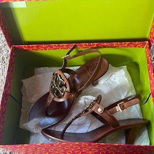 Tory Burch new in box size 5.5  Brown/gold
